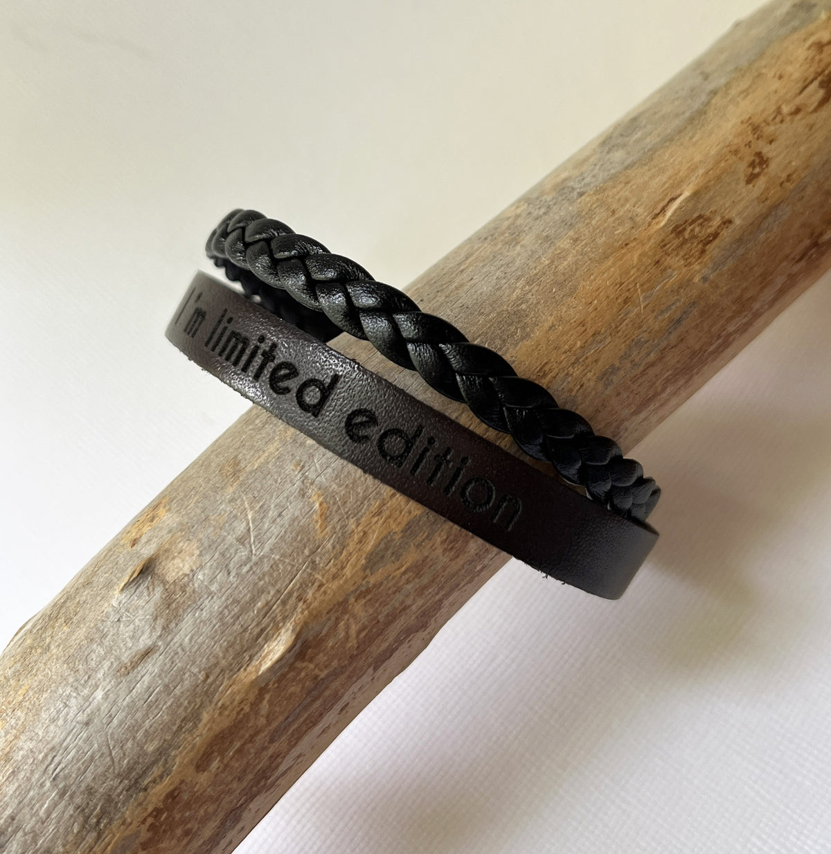 Bracelet homme double cuirs tressé noir et marron foncé à graver de vos mots