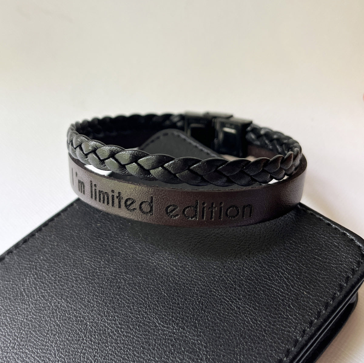 Bracelet homme double cuirs tressé noir et marron foncé à graver de vos mots