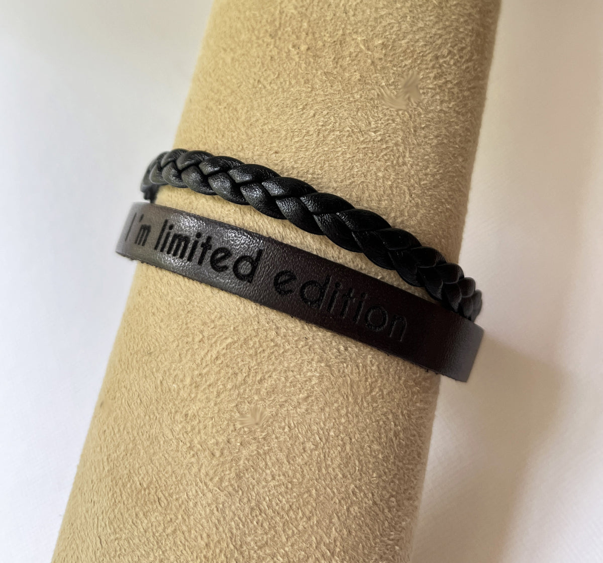 Bracelet homme double cuirs tressé noir et marron foncé à graver de vos mots