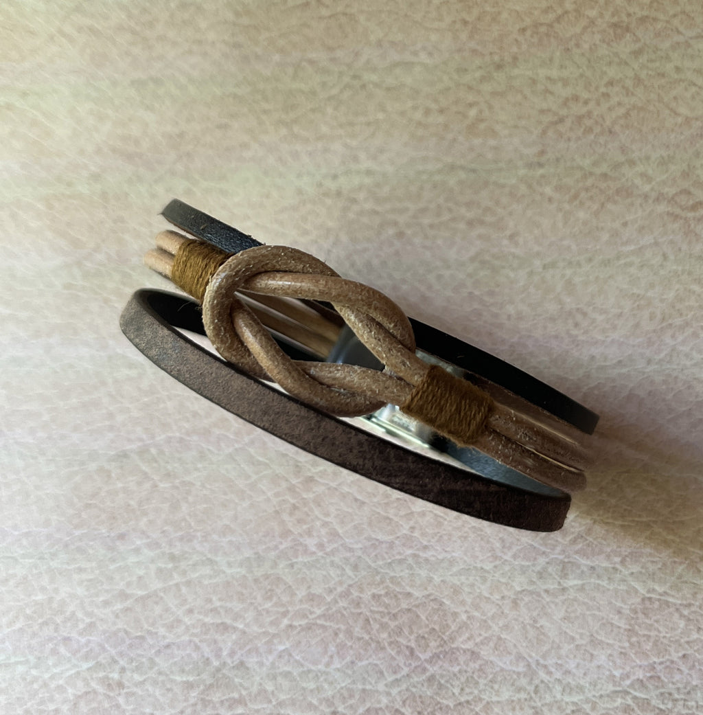Bracelet multi-rangs au noeud infini en cuirs marron vintage et beige