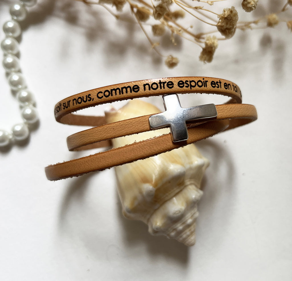 bracelet chrétien avec breloque croix argentée et gravure verset biblique
