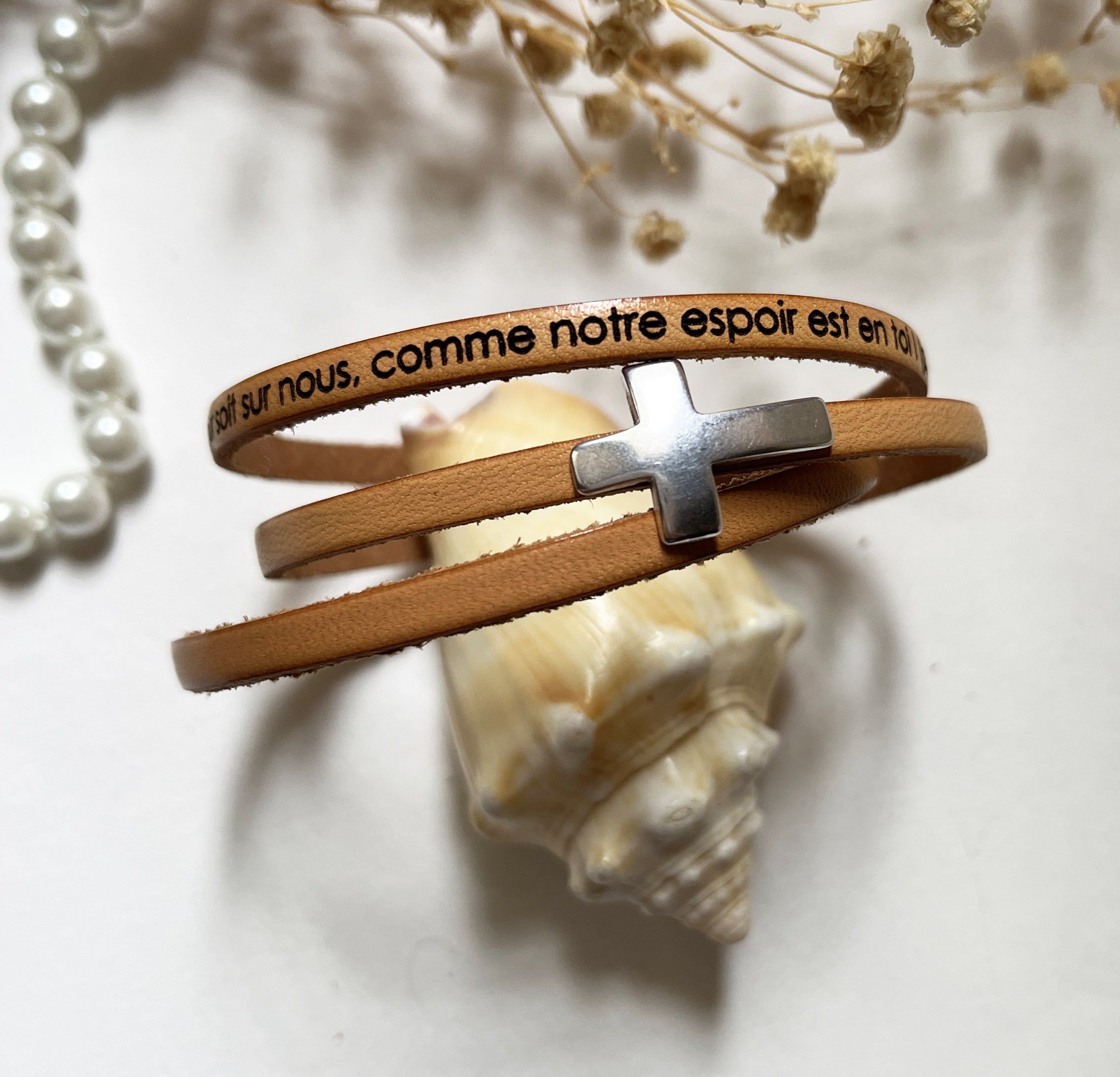 Bracelet chrétien avec croix sur cuir multi-tour à personnaliser par gravure