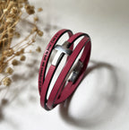 bracelet fille chrétienne avec charme croix sur multi-rangs de cuir rose 