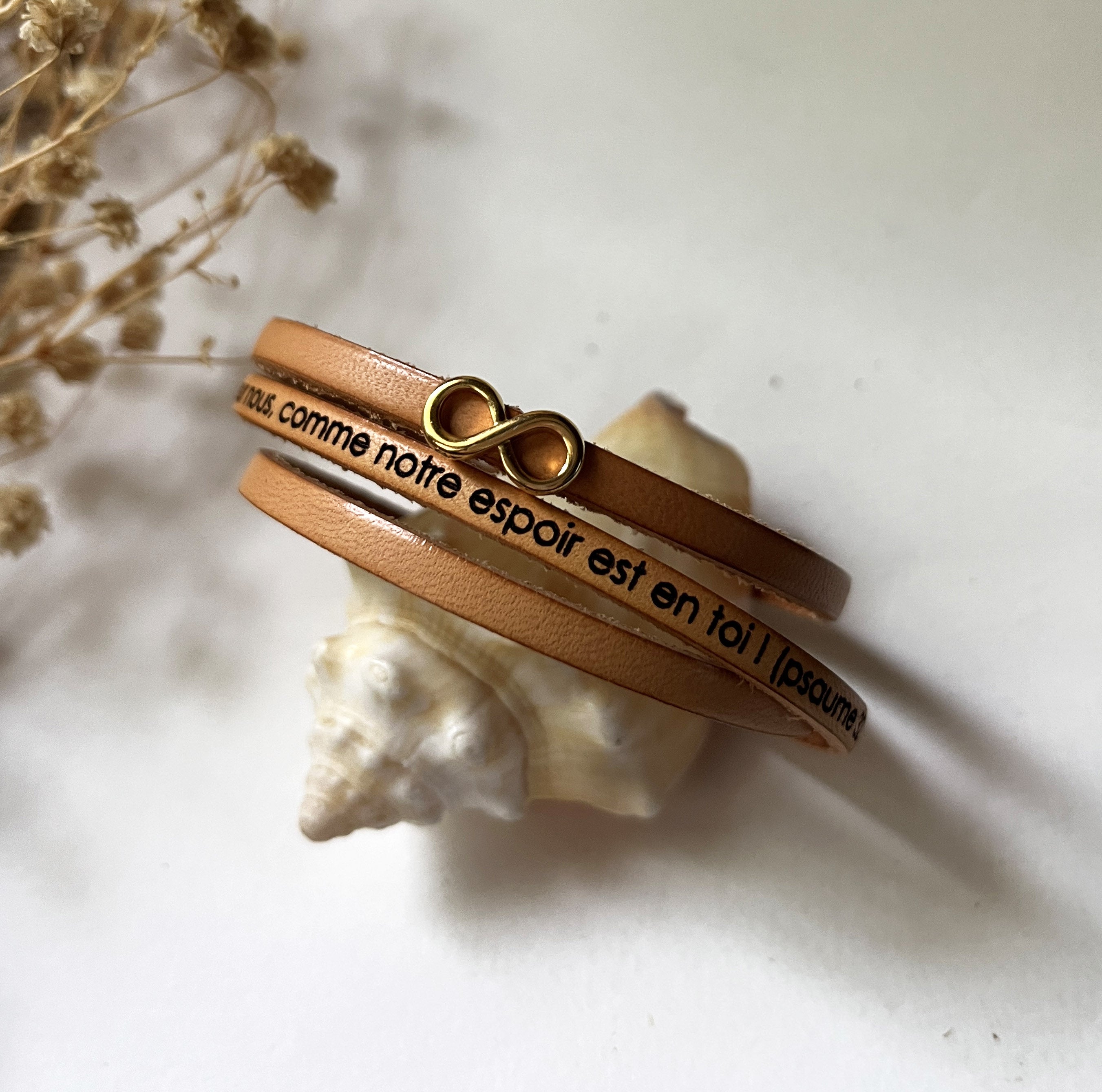 bracelet chrétien gravé verset biblique pour femme avec breloque dorée infini ou au choix