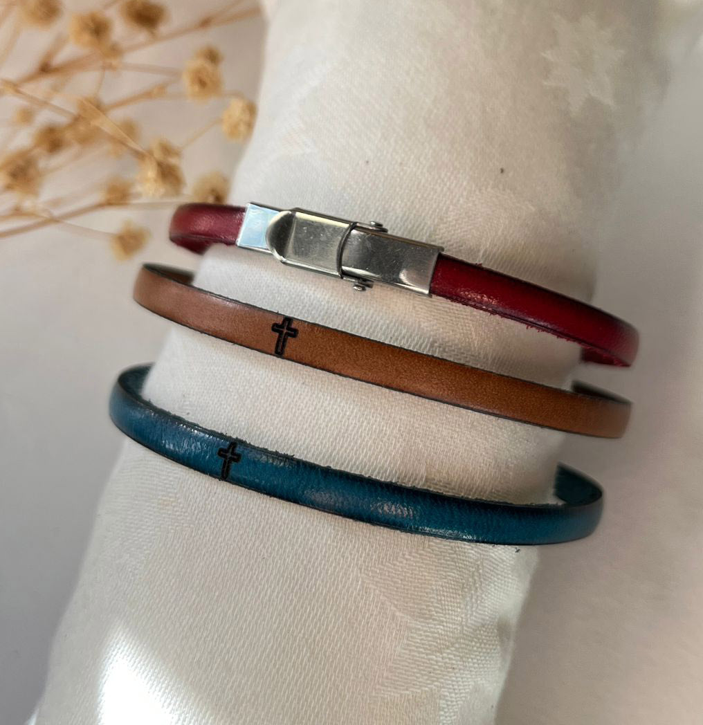 Lot de 5 bracelets en cuirs fins gravés d'une croix chrétienne