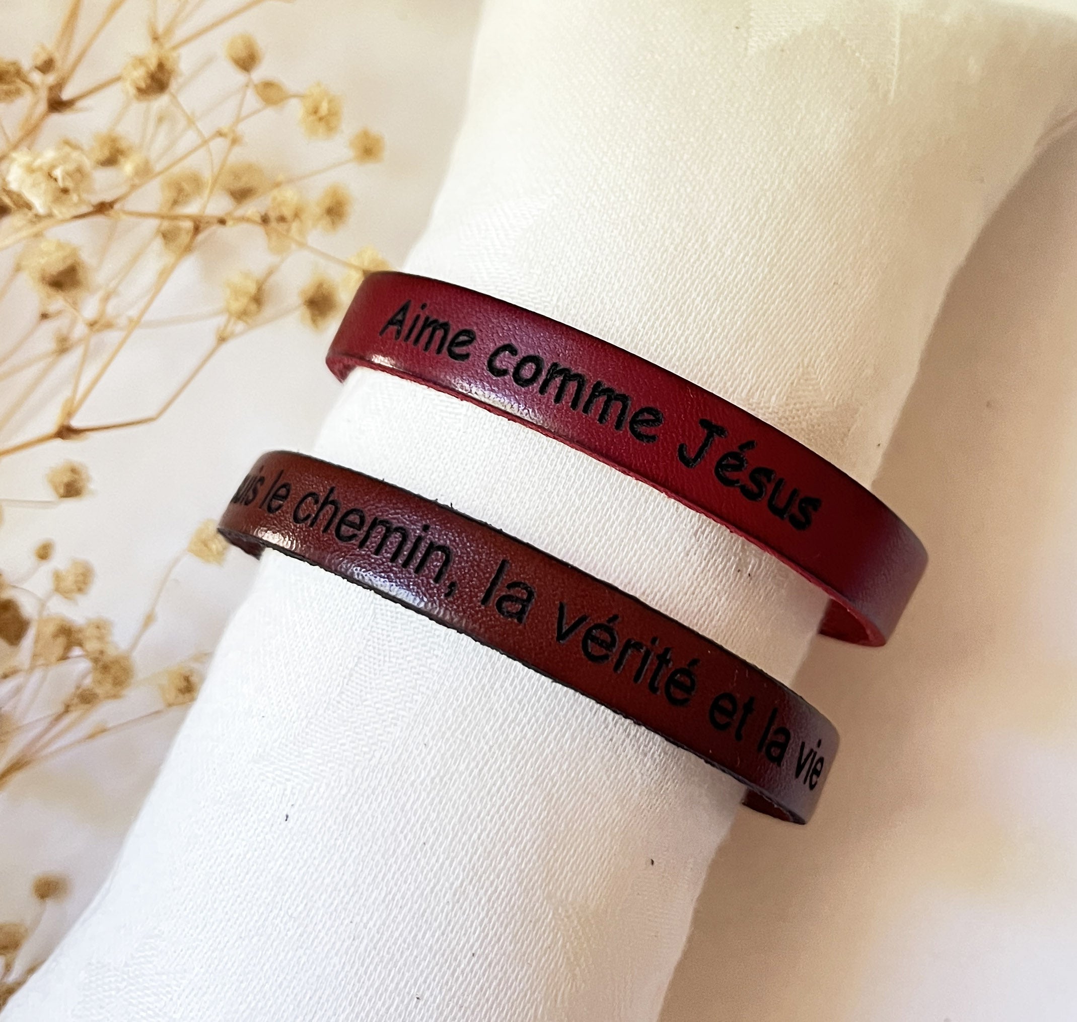 Lot de 10 bracelets chrétiens Symbiose en cuir gravé