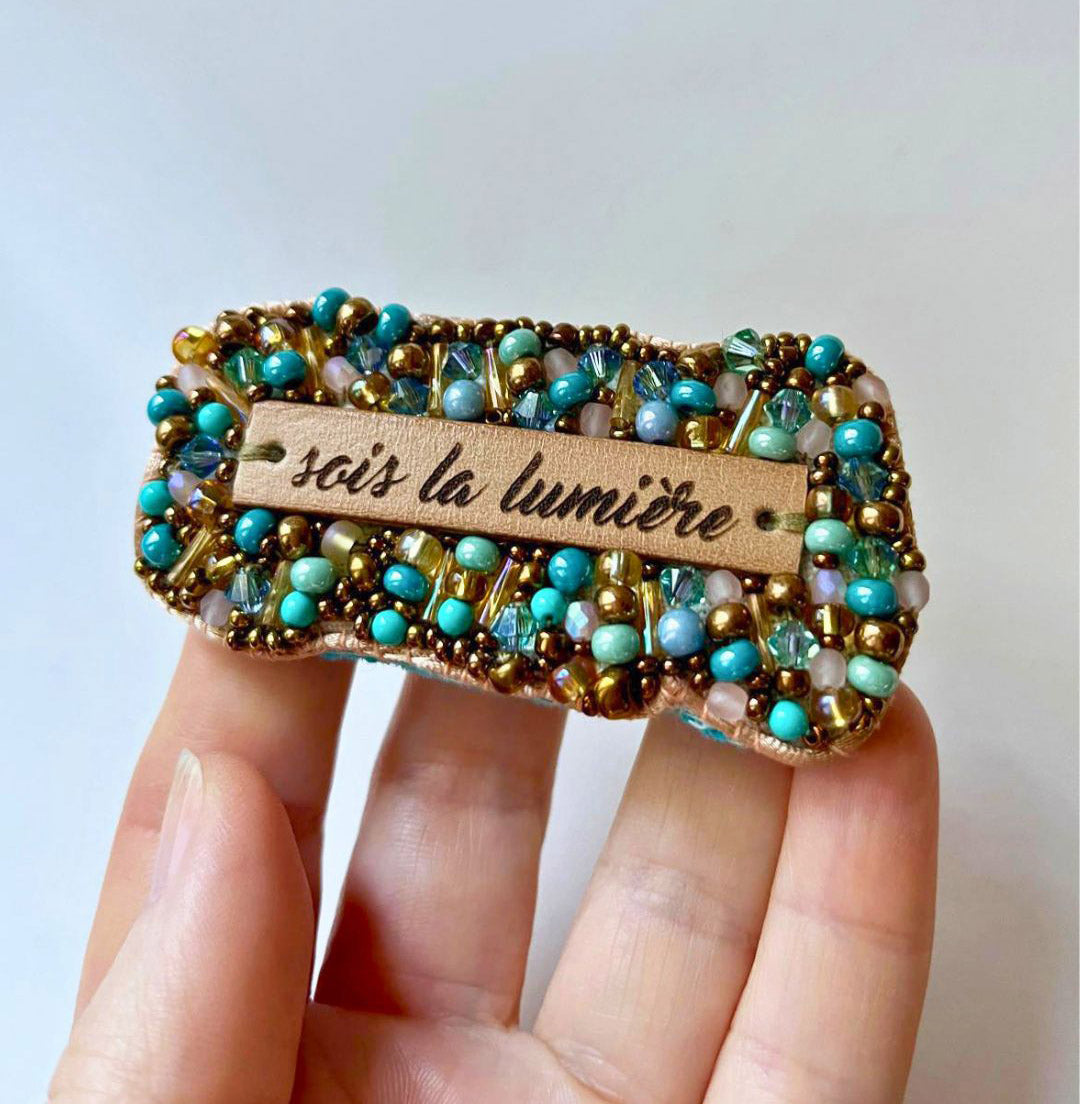 broche à message perles turquoises dorées