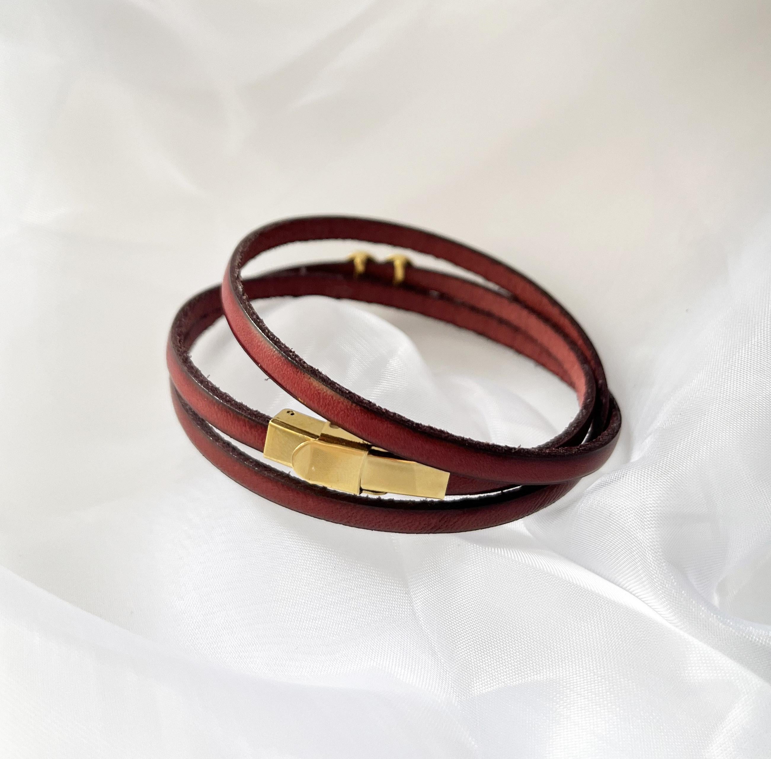 Bracelet personnalisé à breloque dorée en cuir multi-tour pour femme
