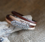 Bracelet style bohème plume sur double tour de cuir