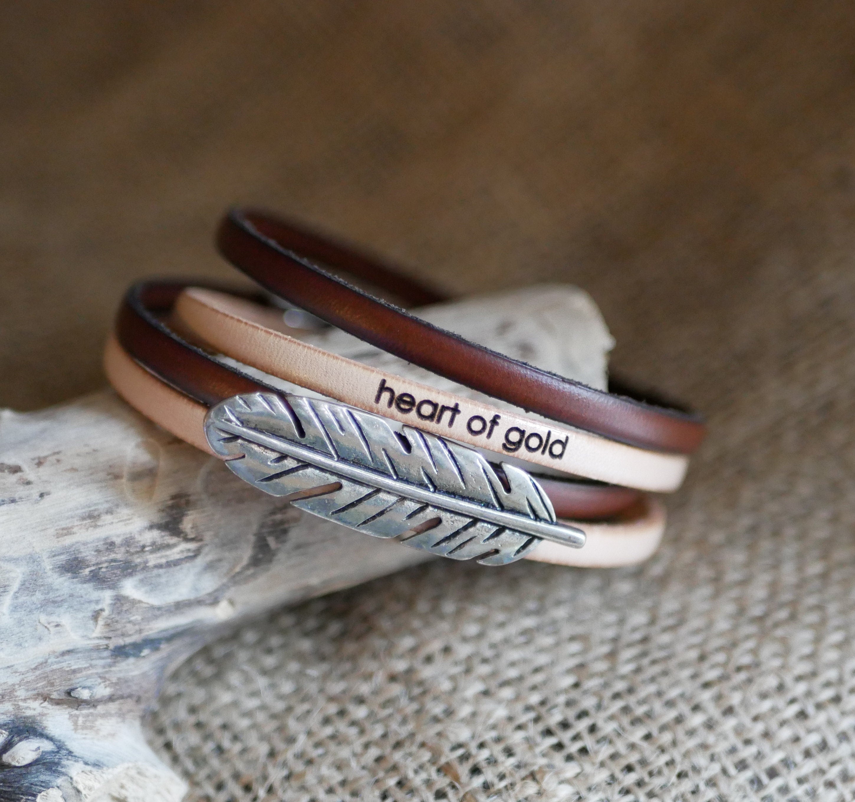 Bracelet style bohème plume sur double tour de cuir