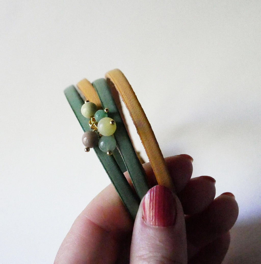 Bracelet grappe de perles gemmes sur duo de cuir