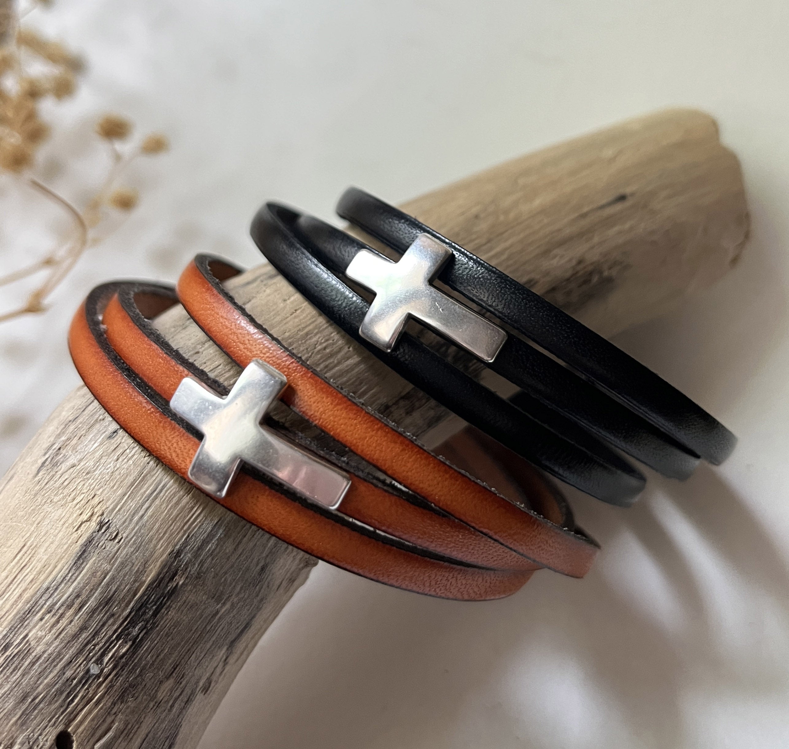 Bracelet chrétien avec croix sur cuir multi-tour à personnaliser par gravure