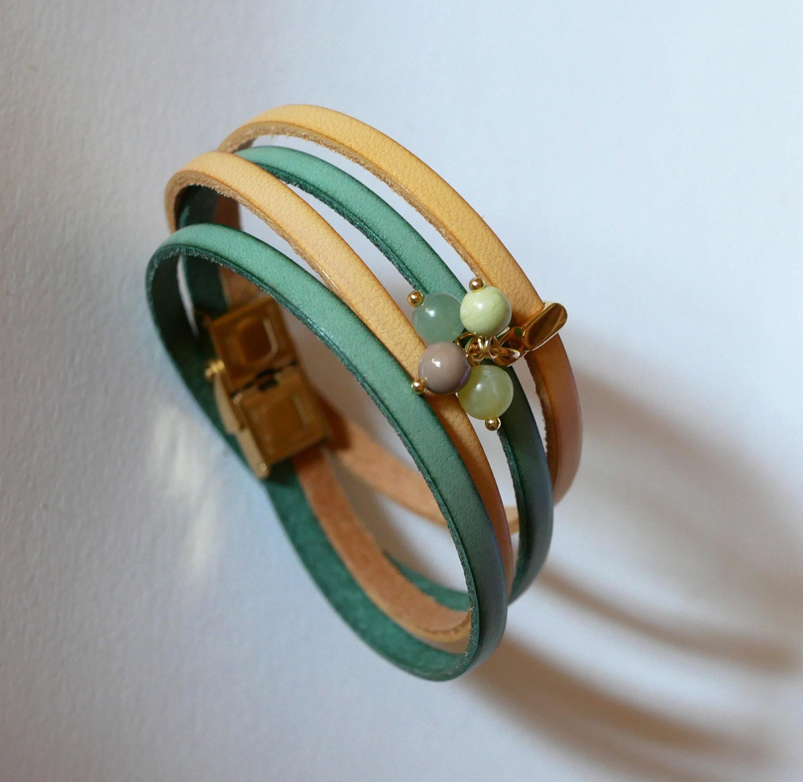 Bracelet grappe de perles gemmes sur duo de cuir