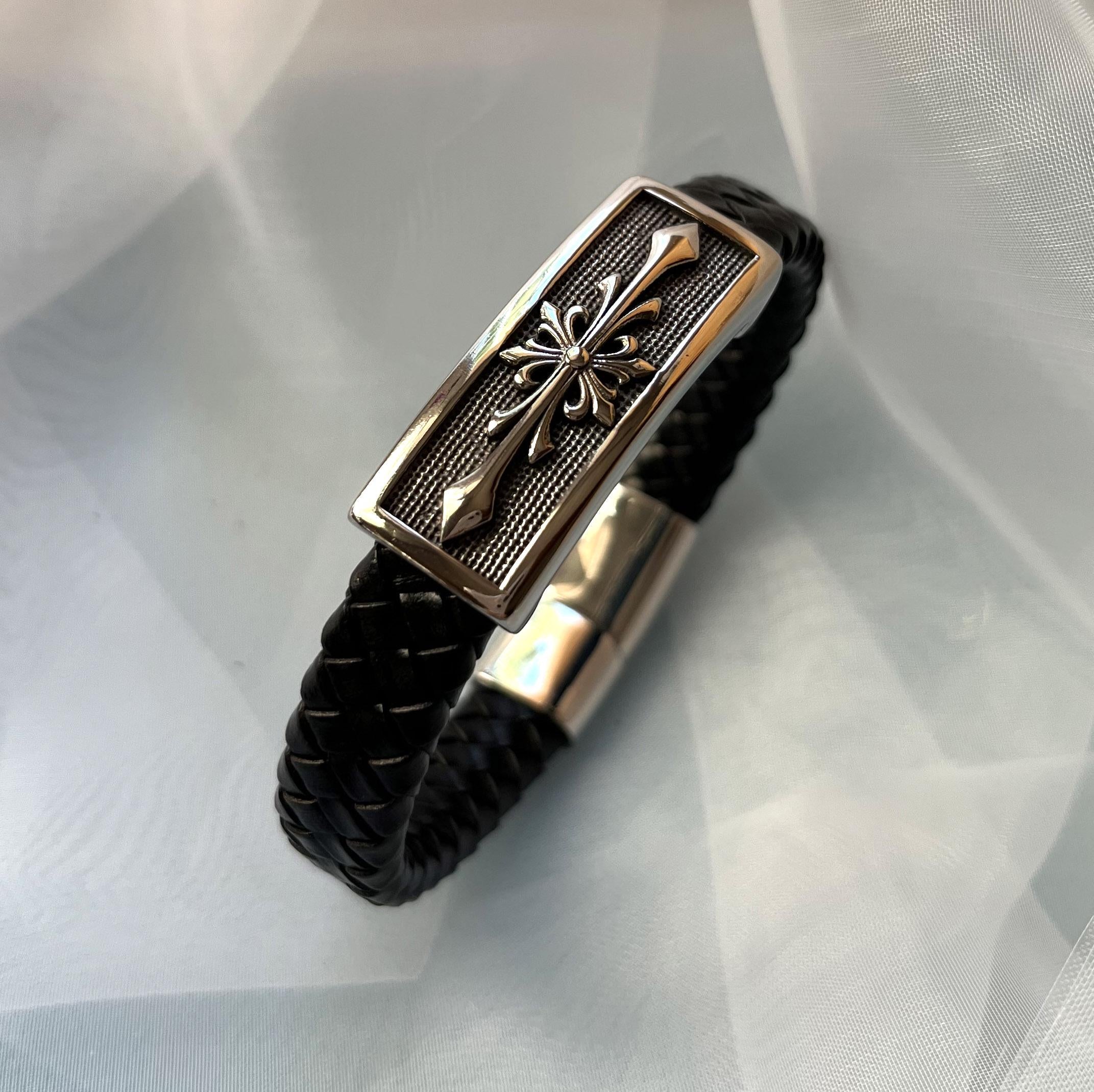 Bracelet cuir noir tressé pour homme avec plaque métallique croix gravée