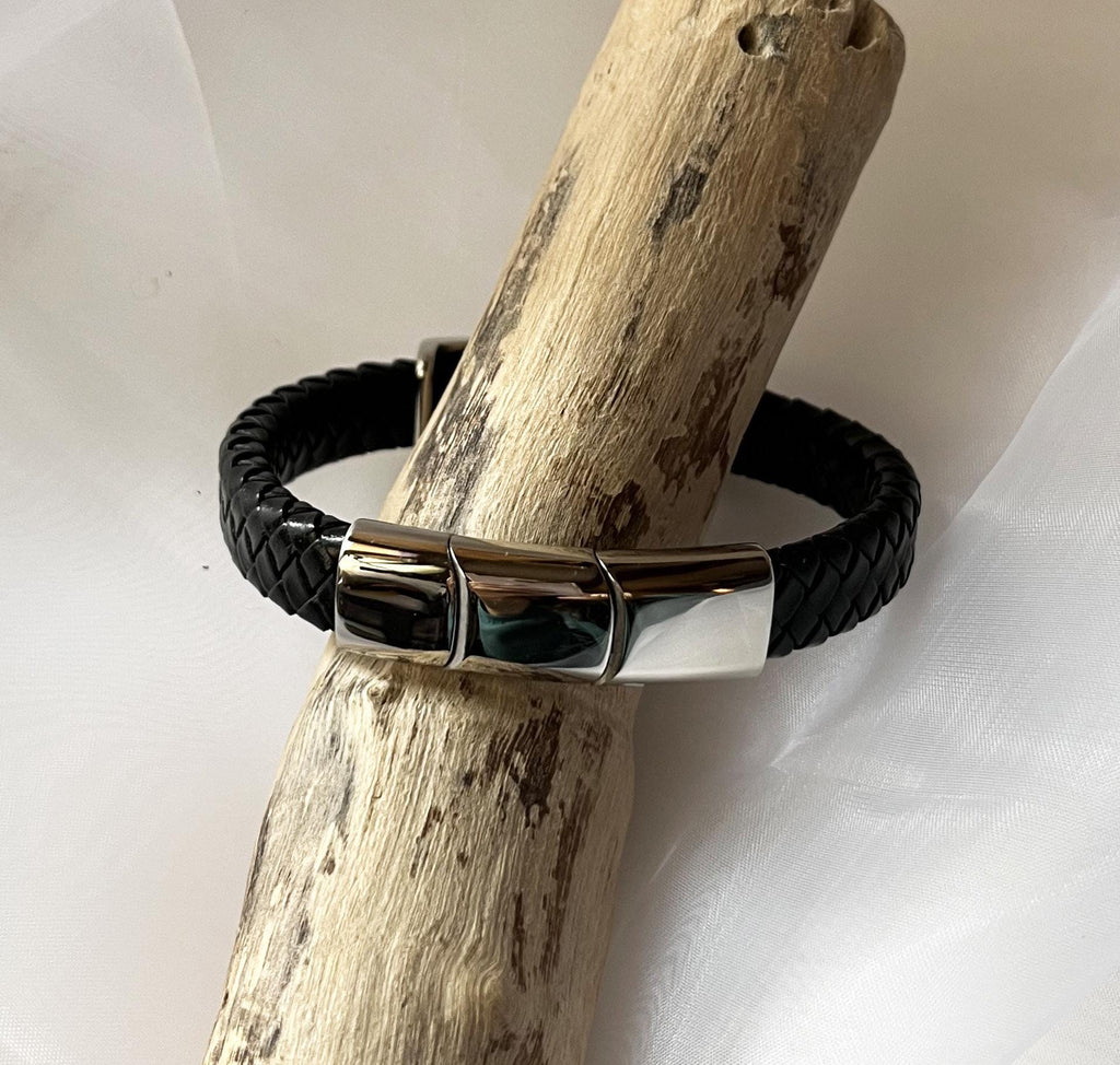 Bracelet cuir noir tressé pour homme avec plaque métallique croix gravée