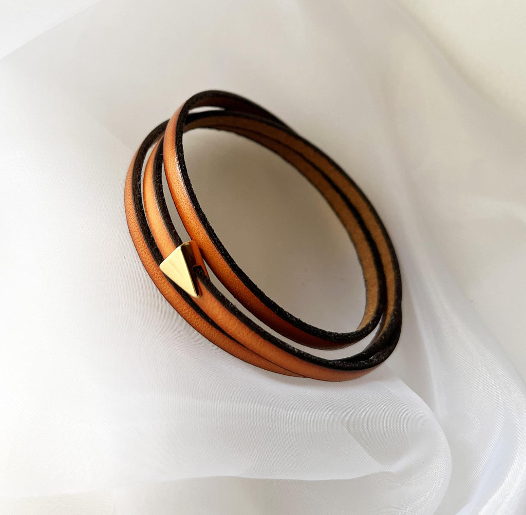 Bracelet personnalisé à breloque dorée en cuir multi-tour pour femme