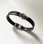 Bracelet double cuir décoré d'un poussoir argenté aux 2 losanges entrelacés