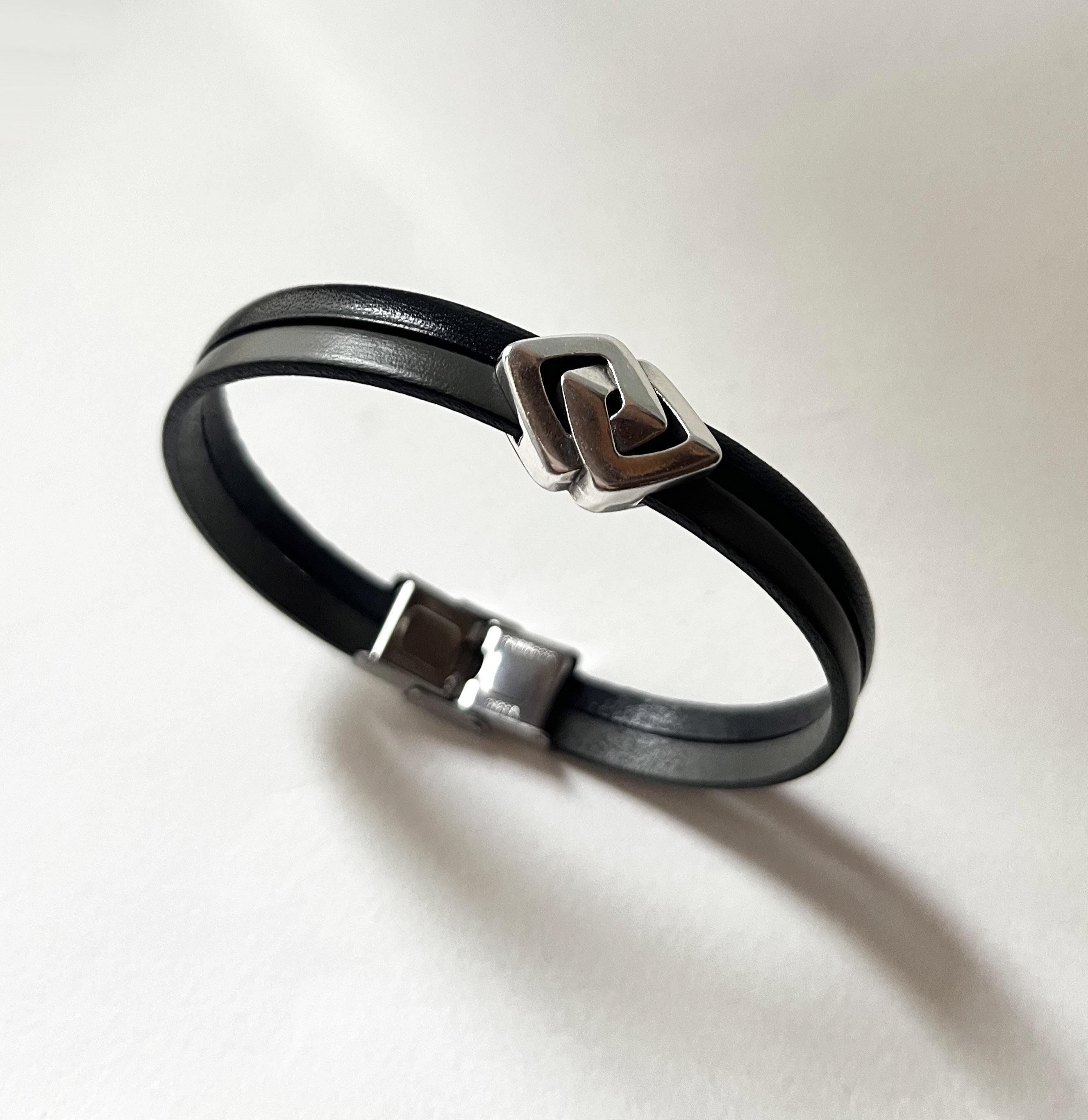 Bracelet double cuir décoré d'un poussoir argenté aux 2 losanges entrelacés