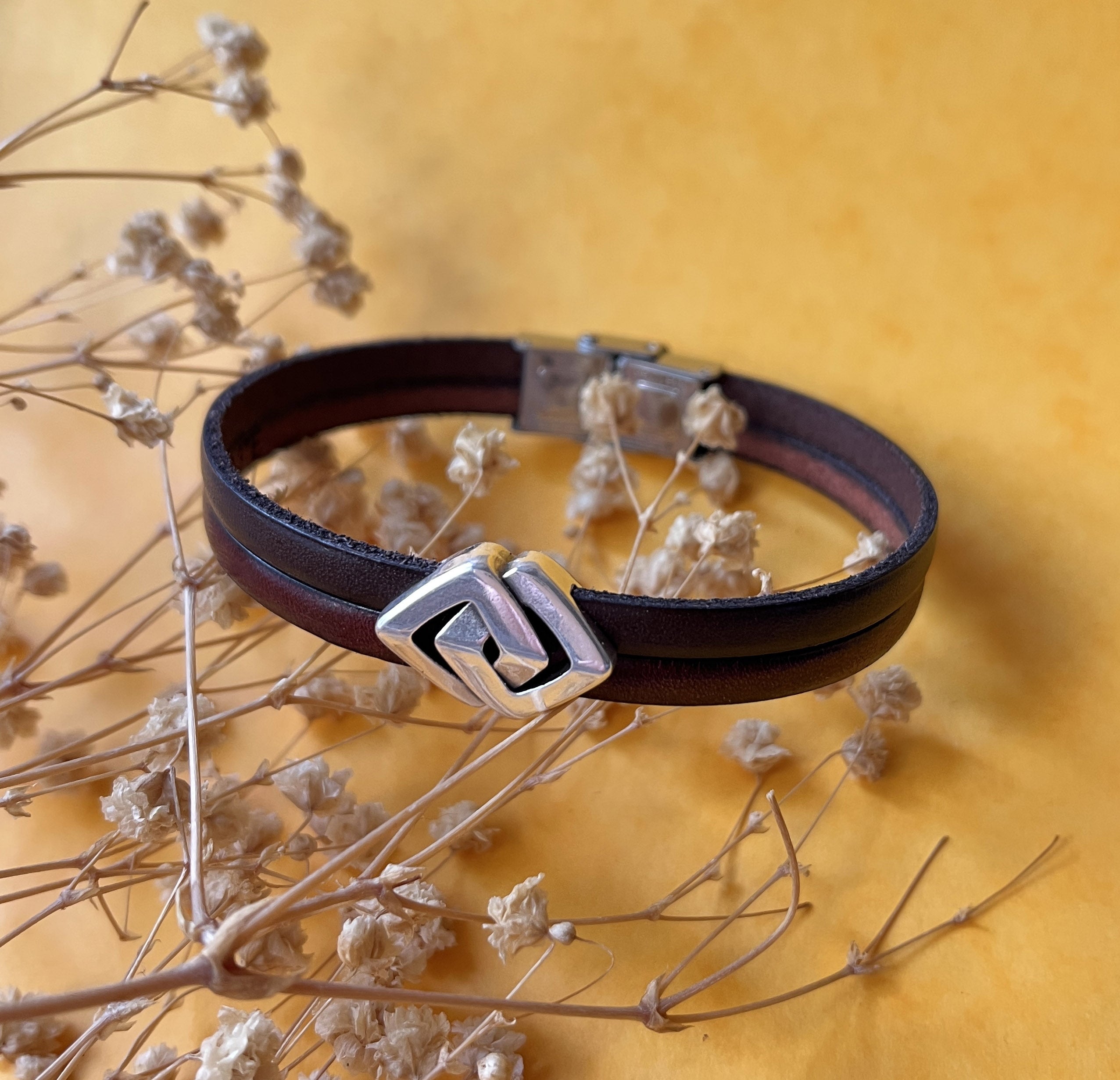 Bracelet double cuir décoré d'un poussoir argenté aux 2 losanges entrelacés