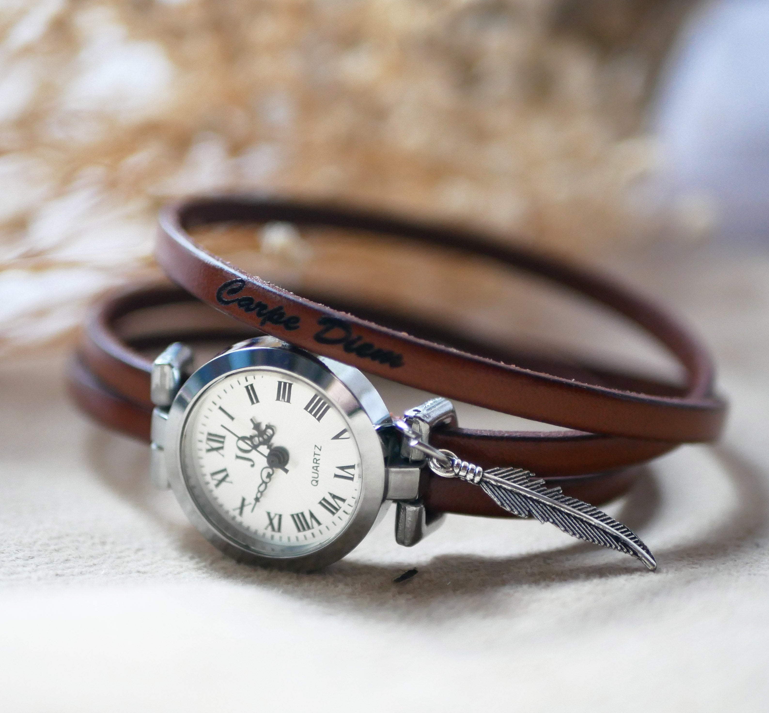 Montre femme personnalisée au 3 tours de cuir et pendentif argenté