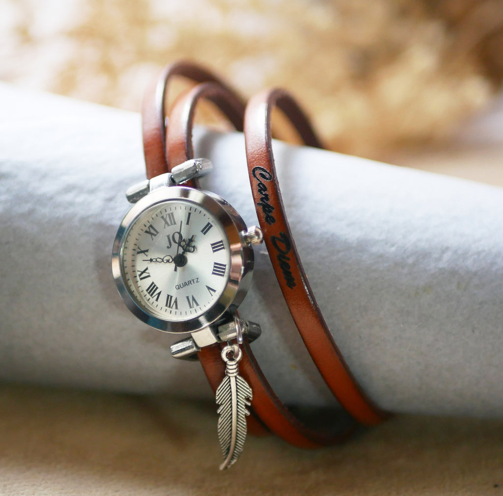 Montre femme personnalisée au 3 tours de cuir et pendentif argenté