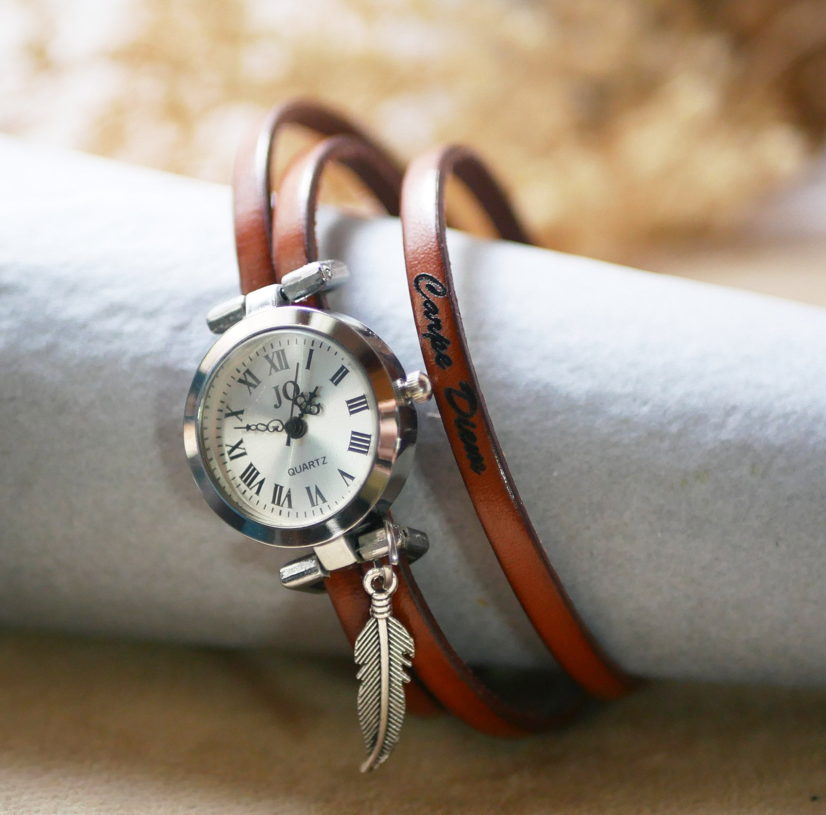 Montre femme personnalisée au 3 tours de cuir et pendentif argenté