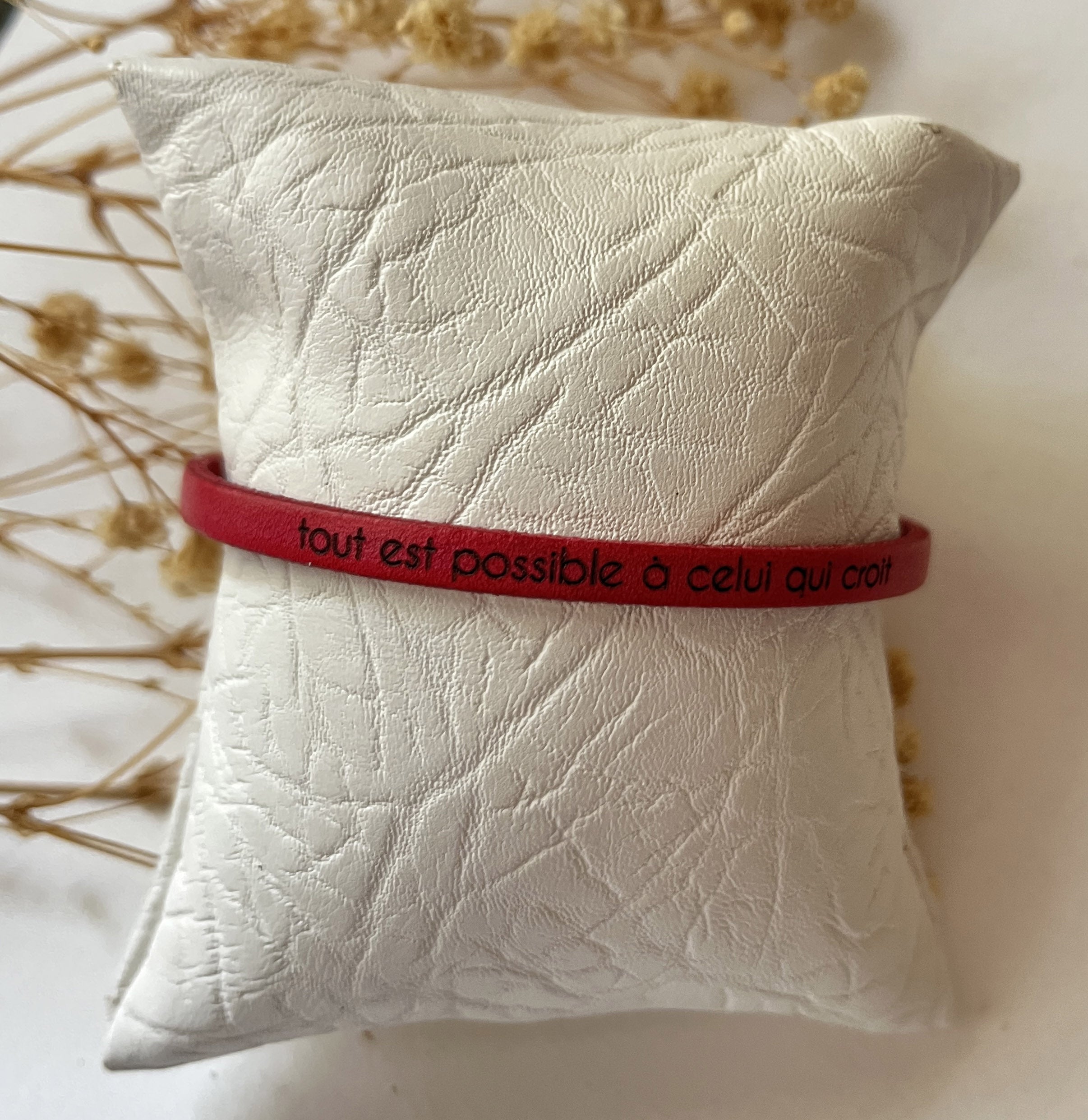Lot de 5 bracelets en cuirs fins gravés de paroles bibliques