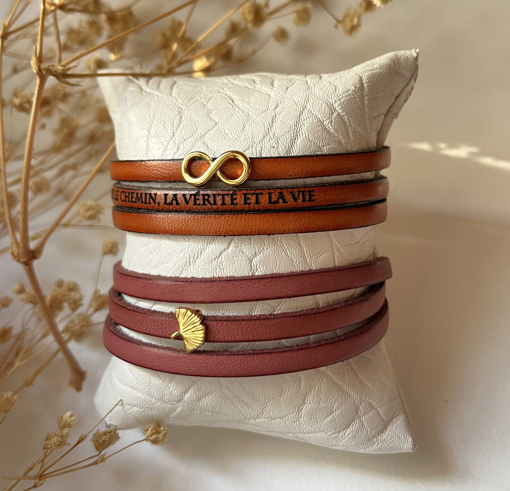 Bracelet personnalisé à breloque dorée en cuir multi-tour pour femme