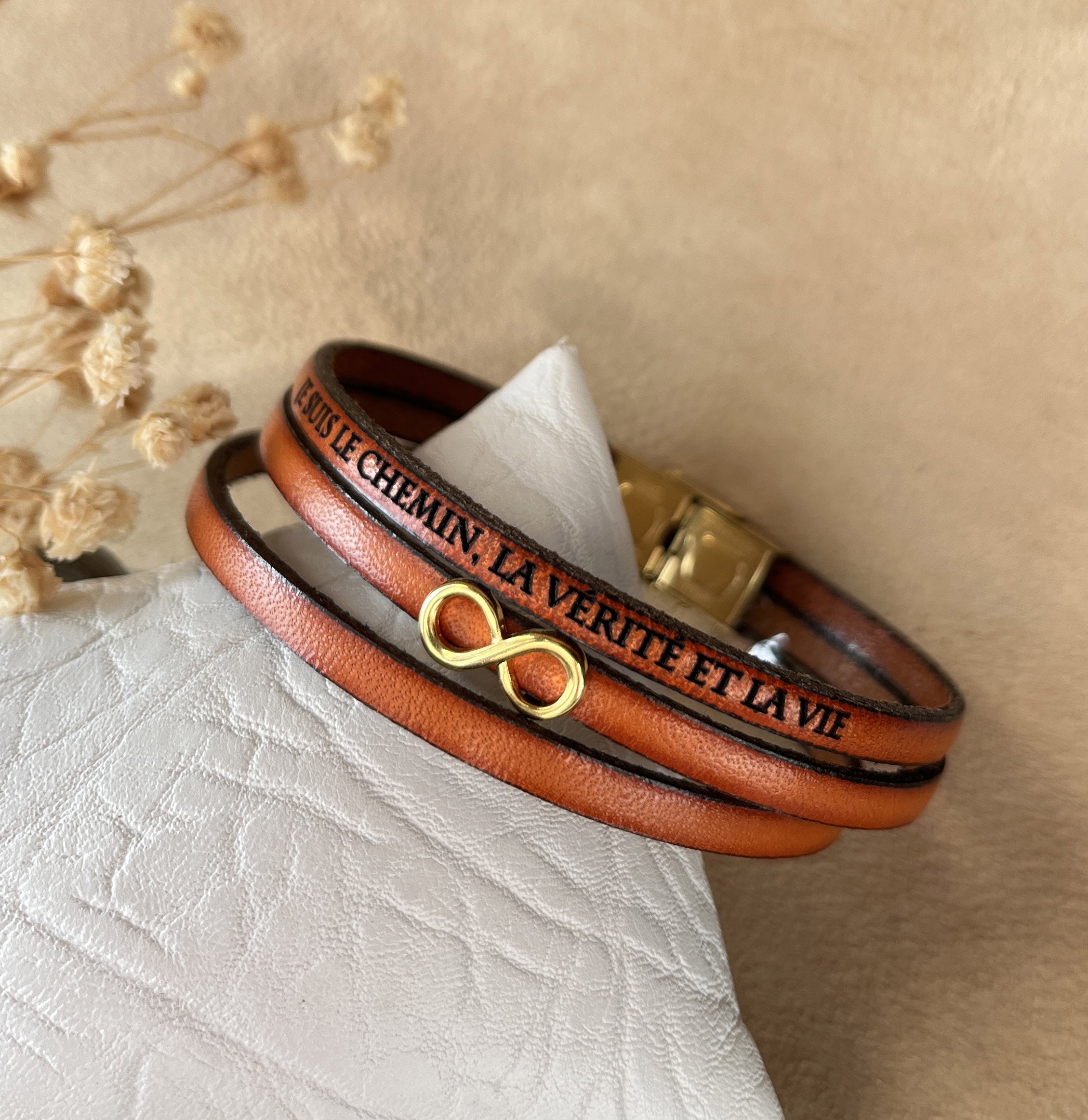 bracelet femme chrétien verset biblique et charme doré amour infini