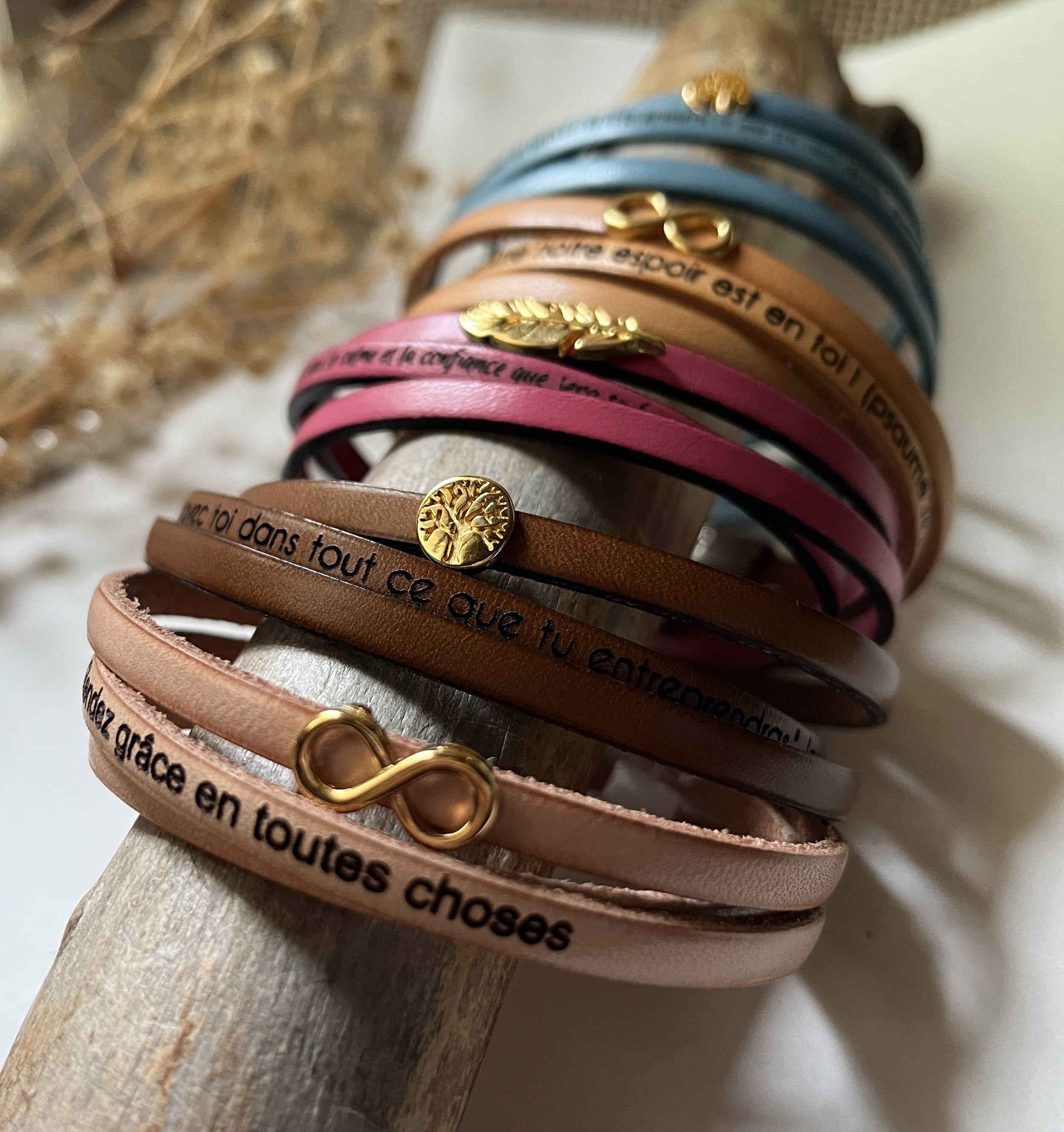 Lot de 5 bracelets triple tours charmes dorés en cuirs fins gravés de versets bibliques