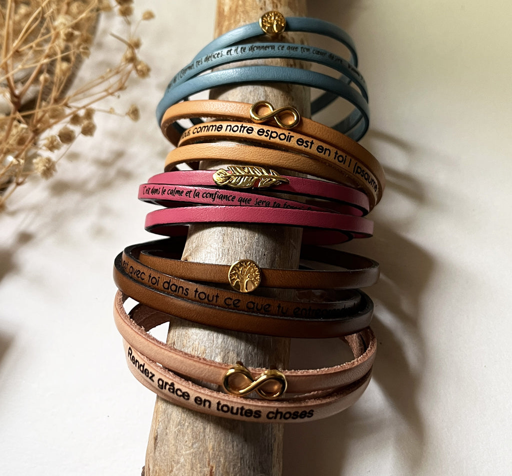 Lot de 5 bracelets triple tours charmes dorés en cuirs fins gravés de versets bibliques