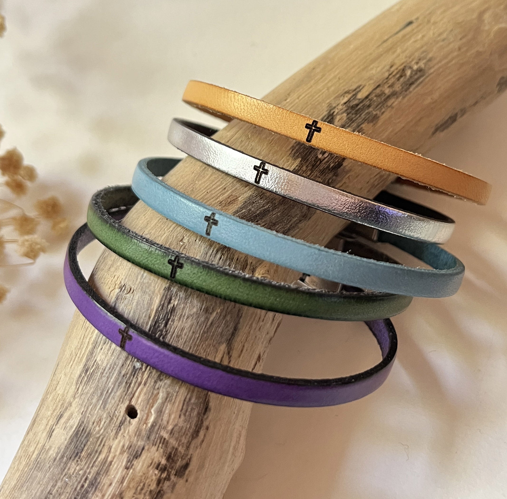 Lot de 5 bracelets en cuirs fins gravés d'une croix chrétienne
