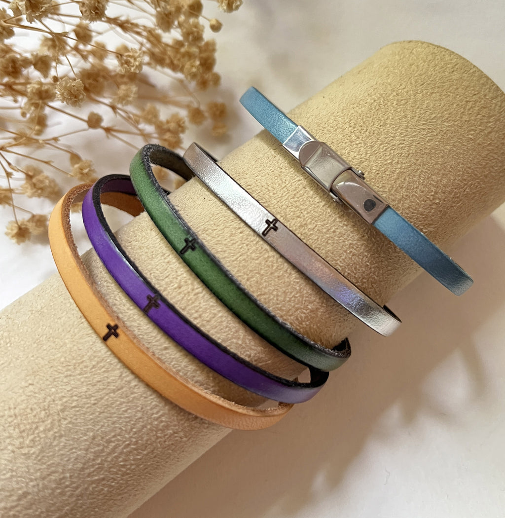 Lot de 5 bracelets en cuirs fins gravés d'une croix chrétienne