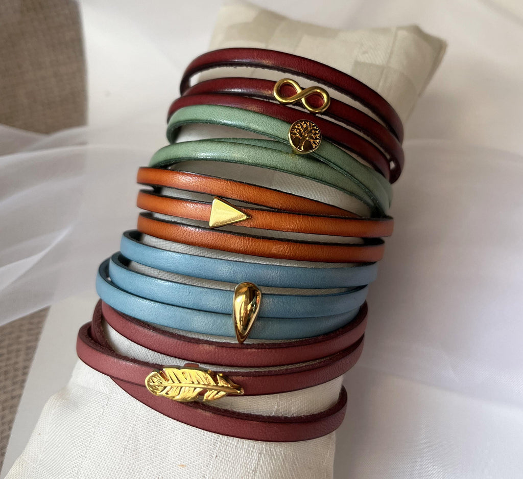 Bracelet personnalisé à breloque dorée en cuir multi-tour pour femme