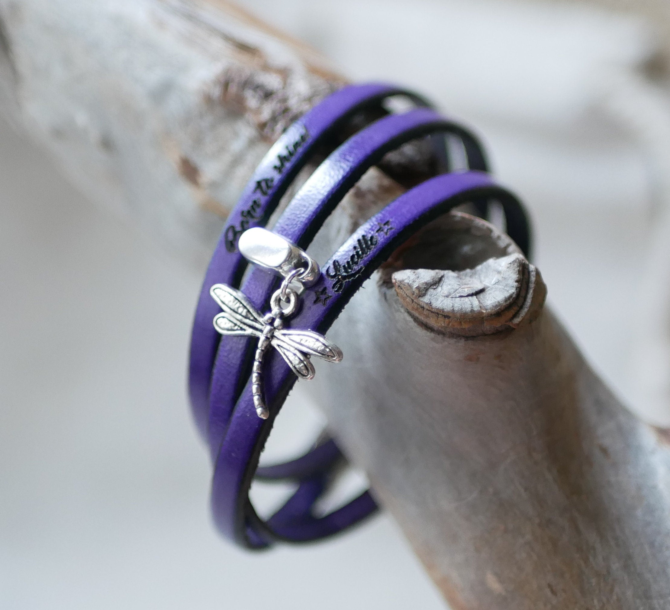 Bracelet triple tour de cuir et pendentif au choix