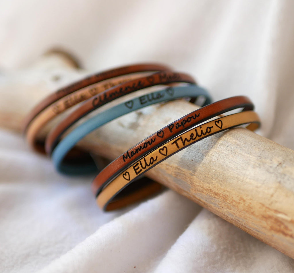 Exemple de bracelets bicolores en cuir gravés de prénoms, symboles coeurs pour un cadeau unique et personnel