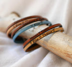 Exemple de bracelets bicolores en cuir gravés de prénoms, symboles coeurs pour un cadeau unique et personnel