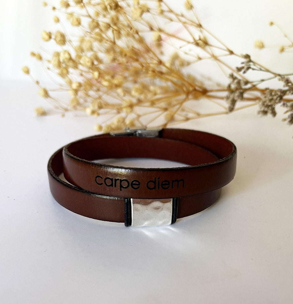 Bracelet cuir double tour au passant carré martelé