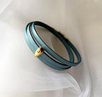 Bracelet personnalisé à breloque dorée en cuir multi-tour pour femme