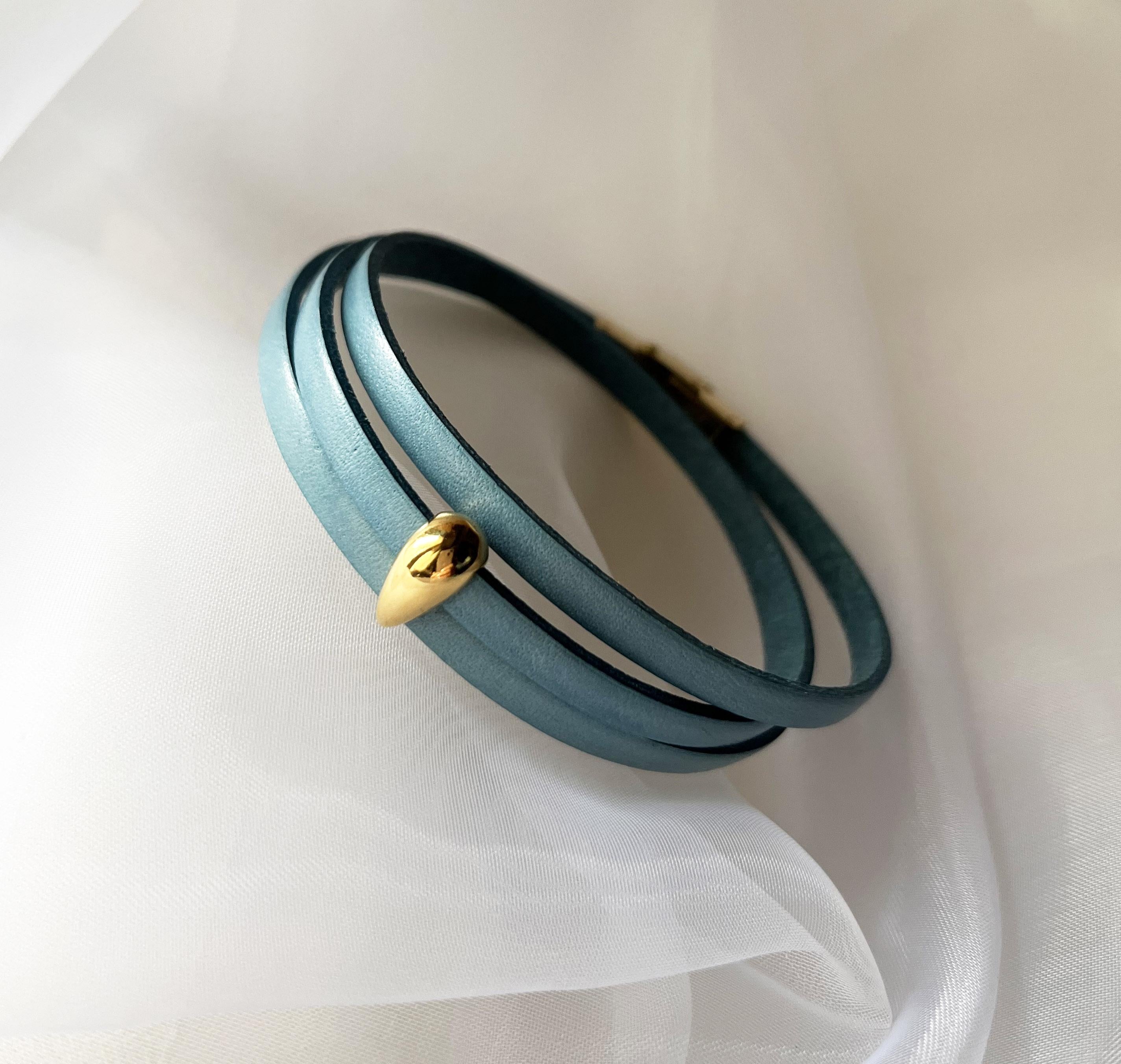 Bracelet personnalisé à breloque dorée en cuir multi-tour pour femme