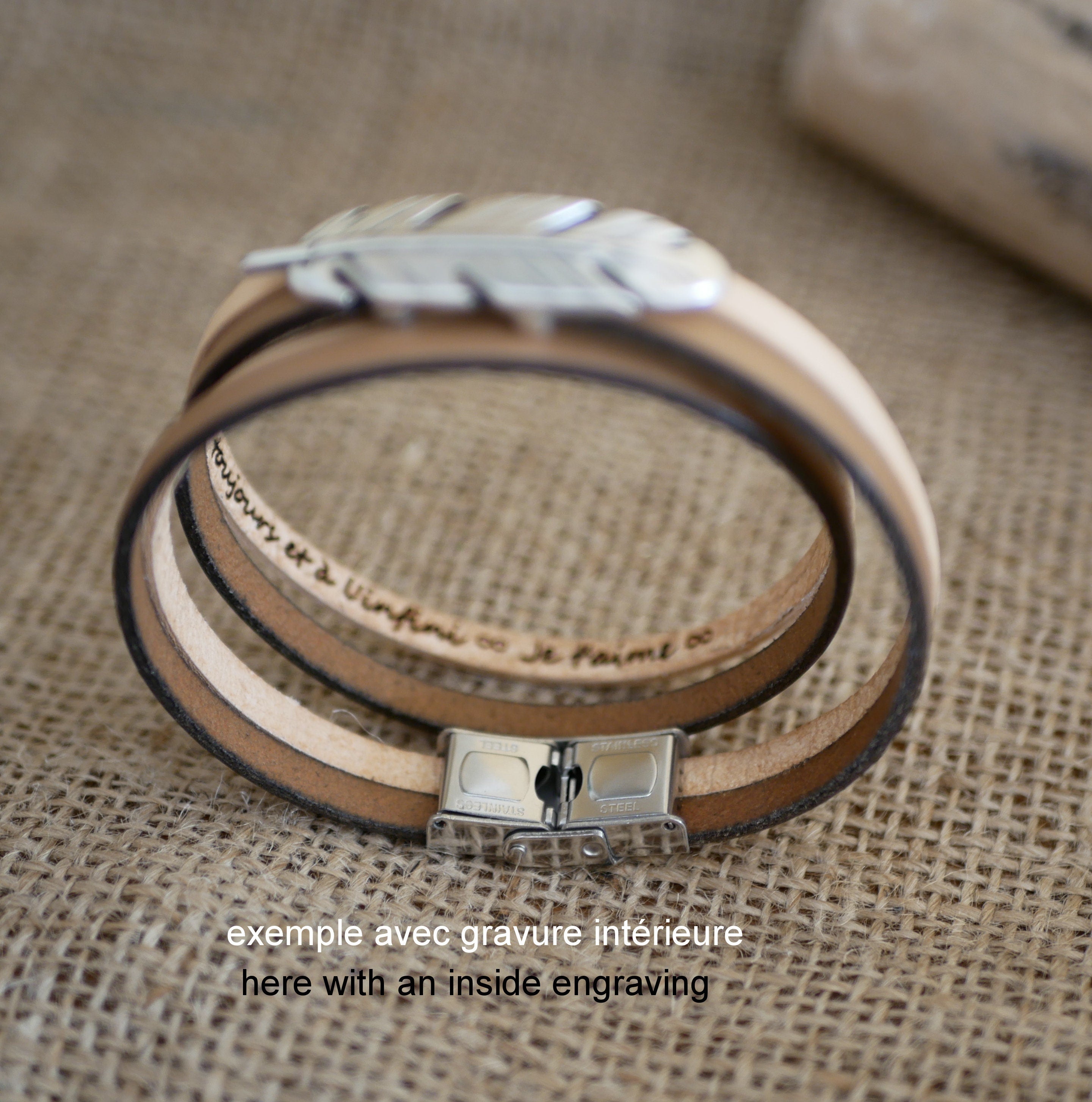 Bracelet style bohème plume sur double tour de cuir