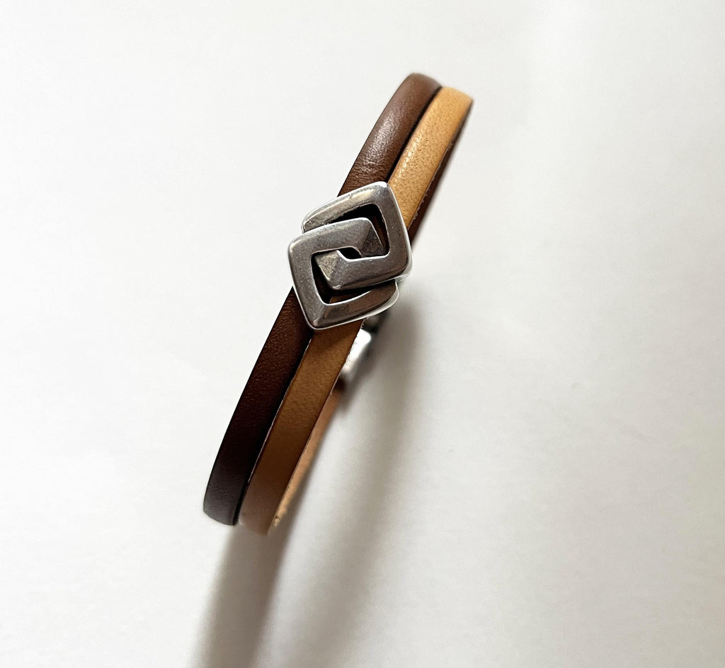 Bracelet double cuir décoré d'un poussoir argenté aux 2 losanges entrelacés