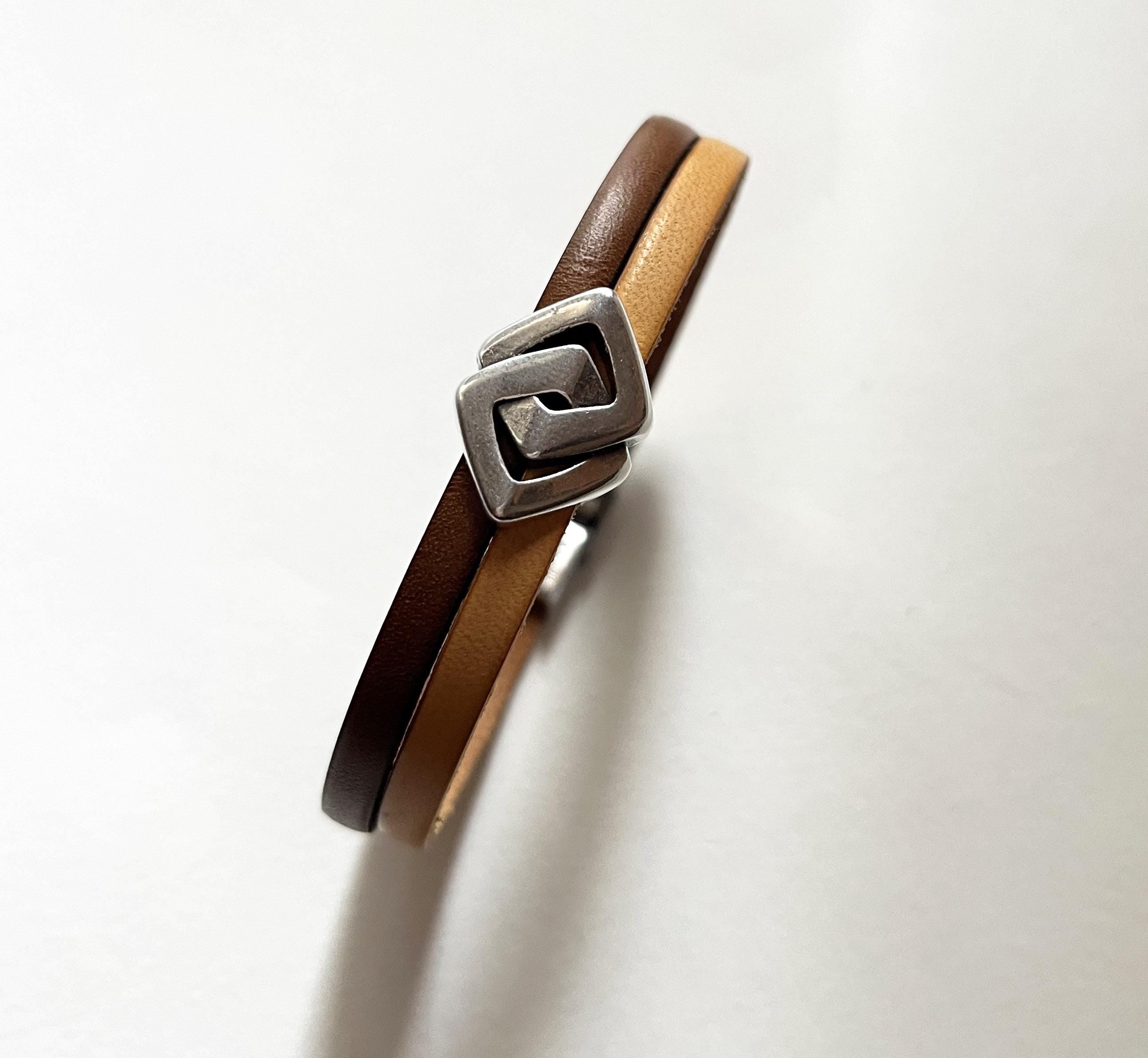 Bracelet double cuir décoré d'un poussoir argenté aux 2 losanges entrelacés