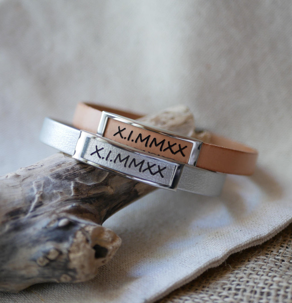 Bracelet cuir élégant gravure dans fenêtre d'acier