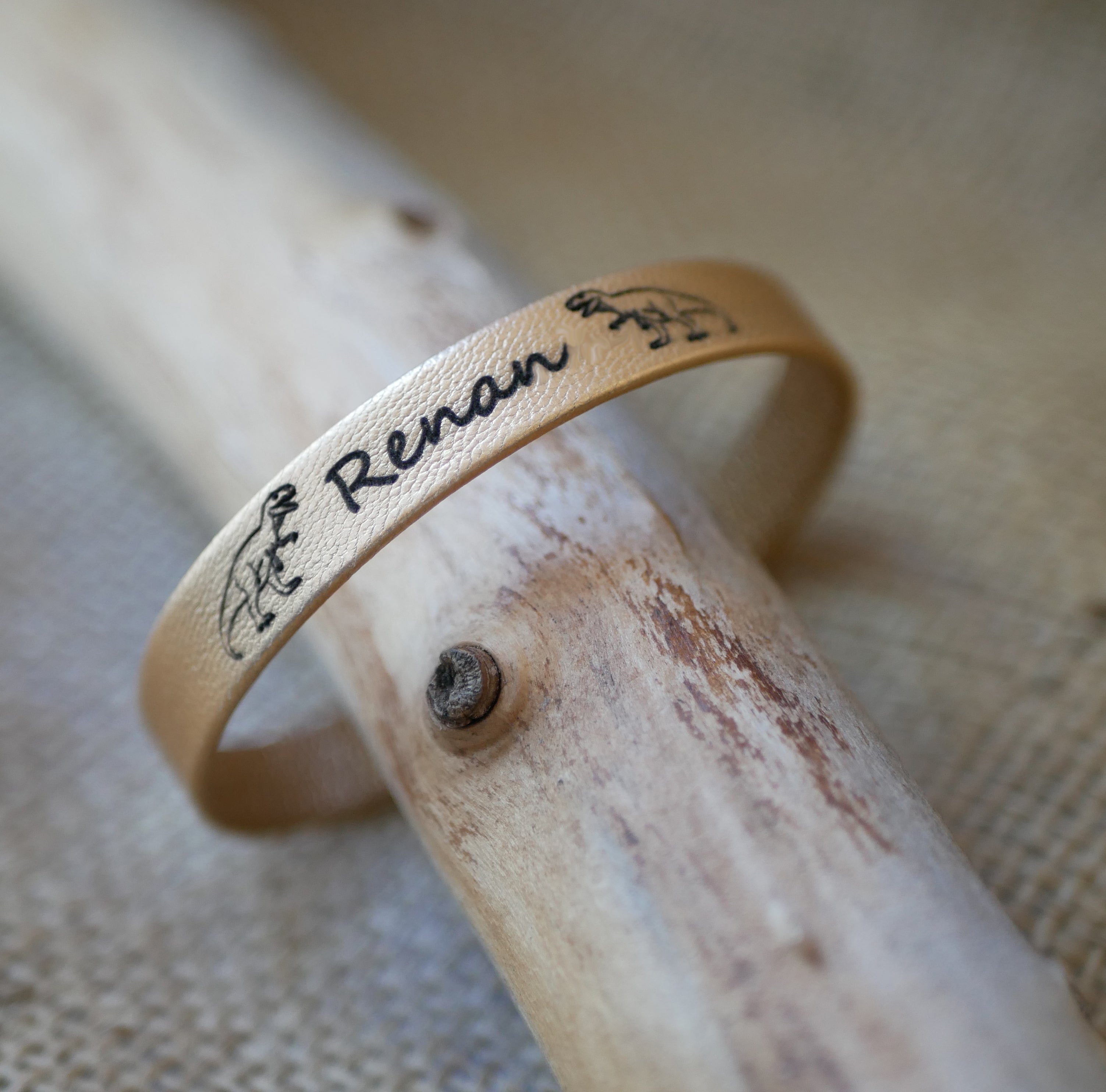 Bracelet enfant en cuir personnalisé et gravé avec prénom et dessins