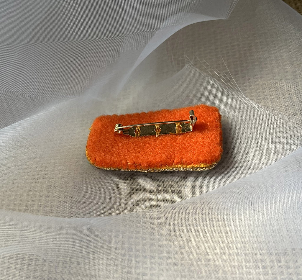 Broche à message en perles tissées et cuir gravé "rêve grand"