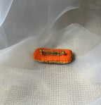 Broche à message en cuir gravé "sois béni" en perles rouges et dorées