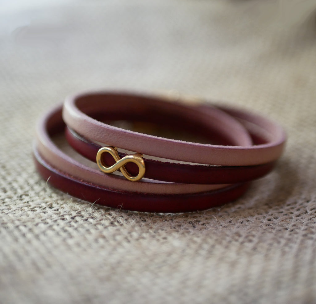 Bracelet femme duo de cuirs en double tour avec breloque infini doré à personnaliser