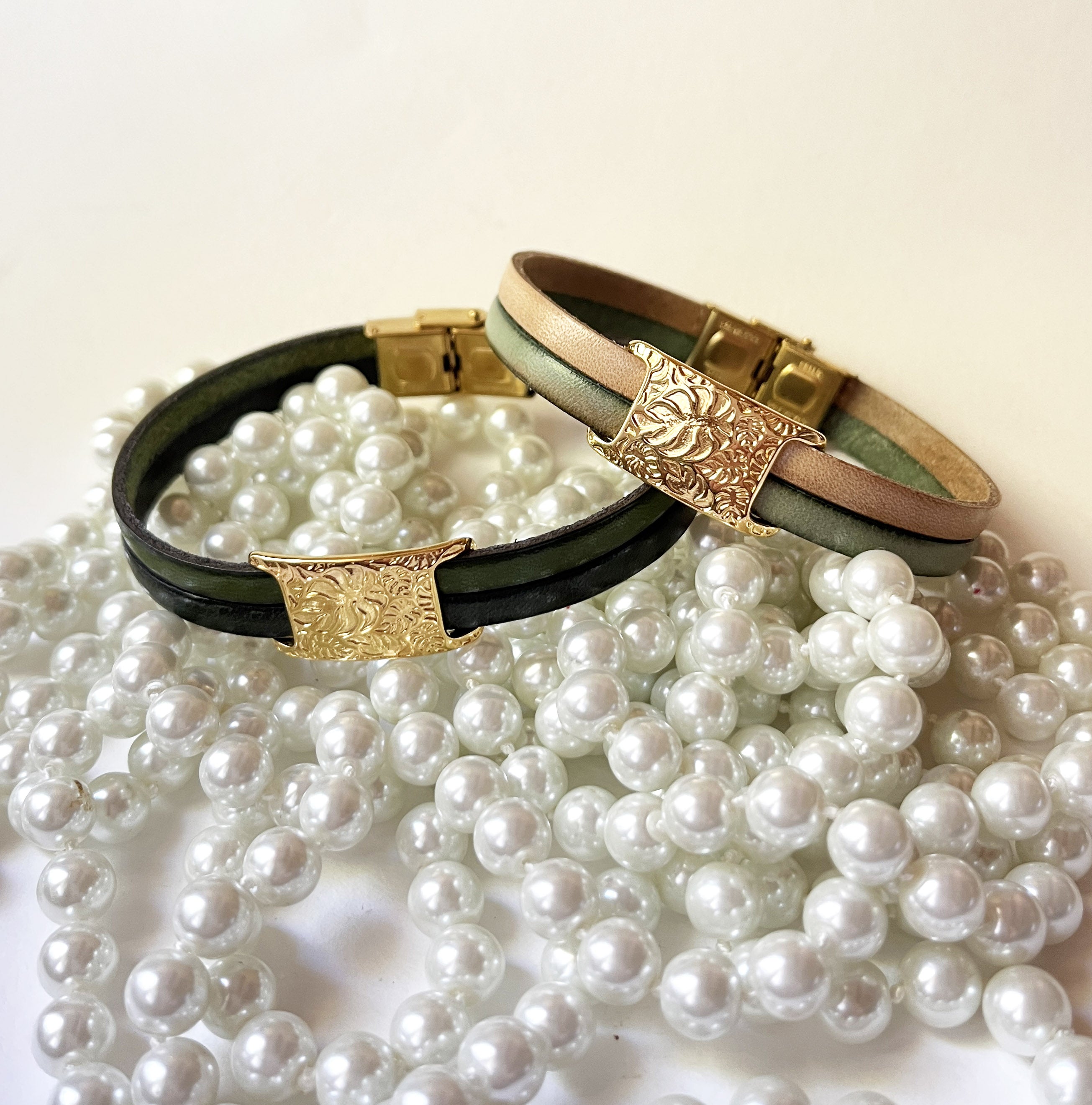 Bracelet deux cuirs plaque dorée avec feuiles à personnaliser