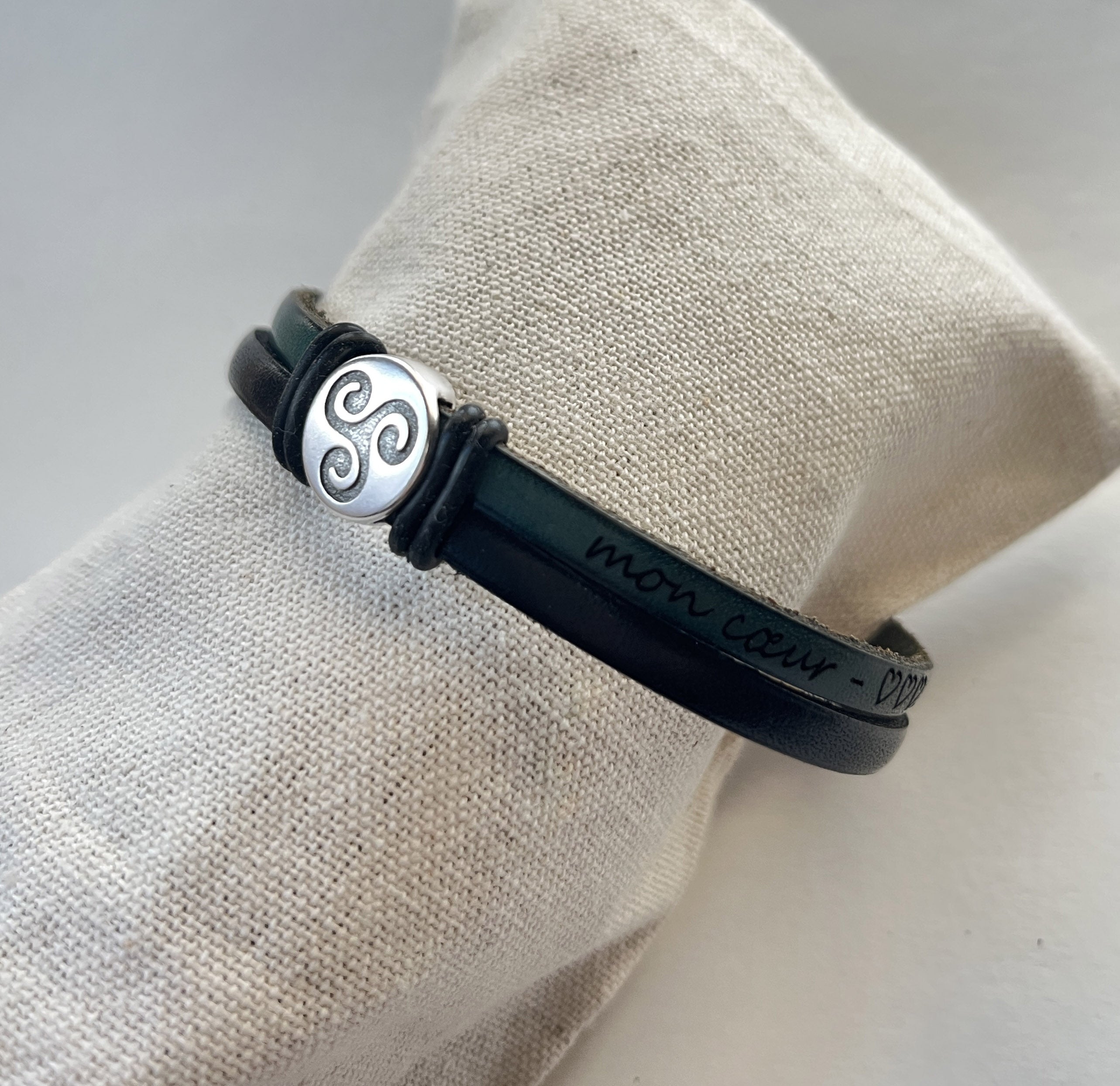 Bracelet double cuir au charme cabochon Triskel pour homme